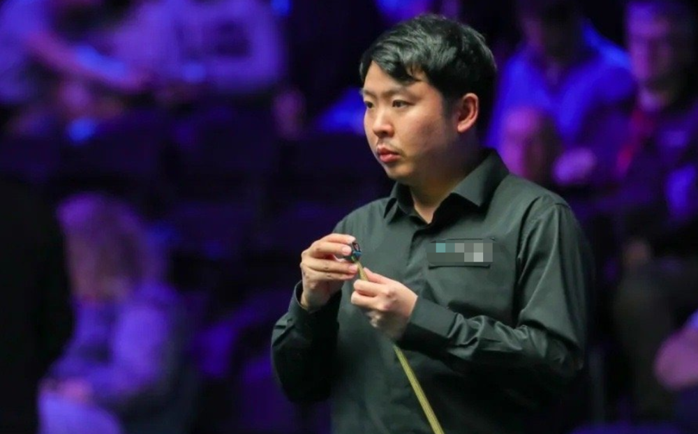 尽管他在比 尽管他在比